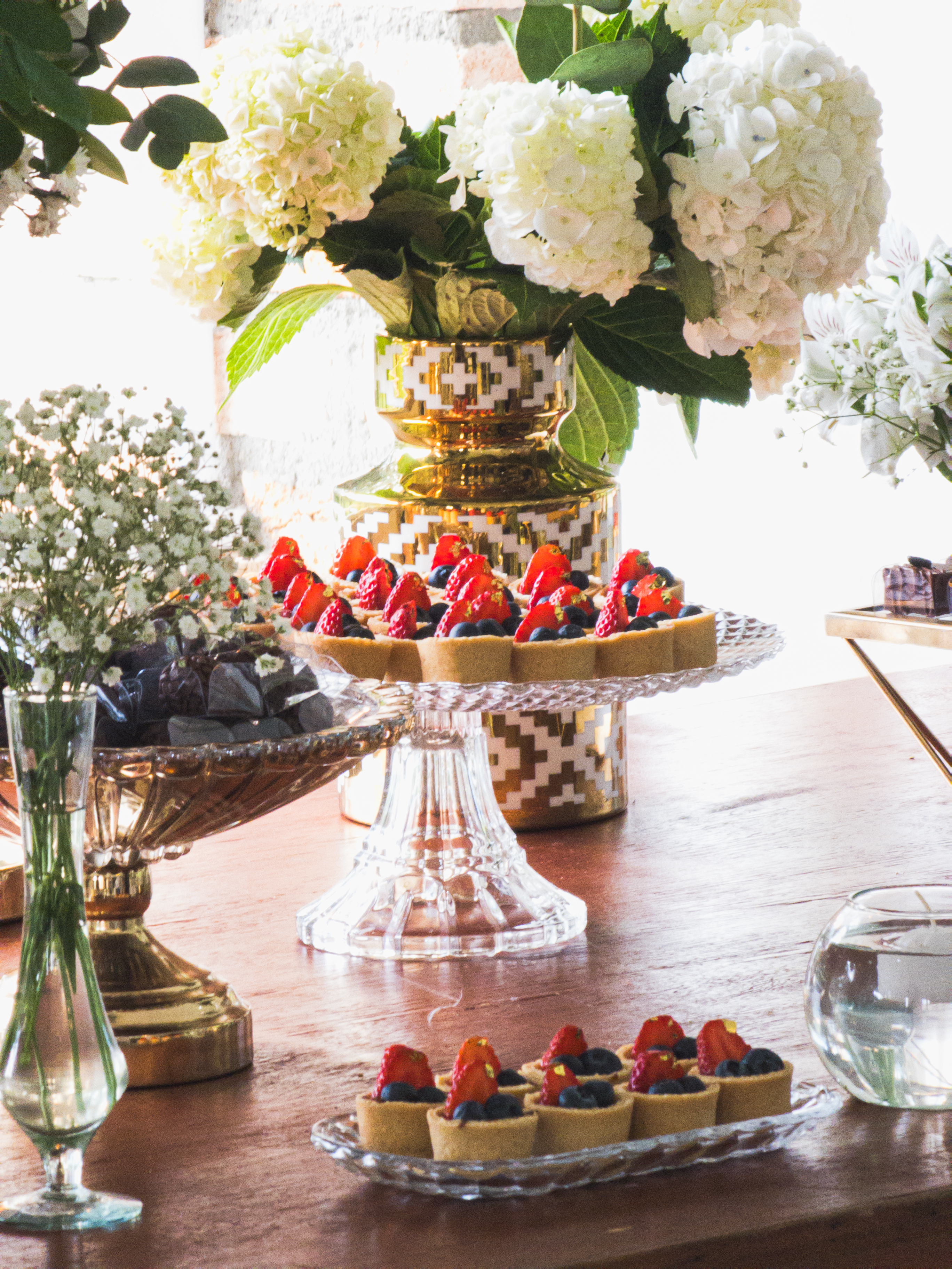 Doces decorados com flores